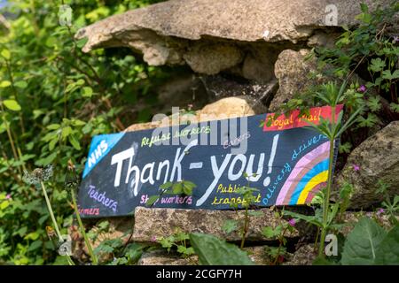 Un panneau fait à la main à l'extérieur d'une maison dans une ruelle de campagne, peint des messages de remerciement aux agents de santé, aux postmen adn femmes, aux livreurs, etc. Pendant la pandémie du coronavirus de 2020 au Royaume-Uni. Banque D'Images