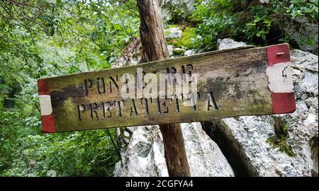 Sentier avec direction, rivière Calore, Campanie, Italie Banque D'Images