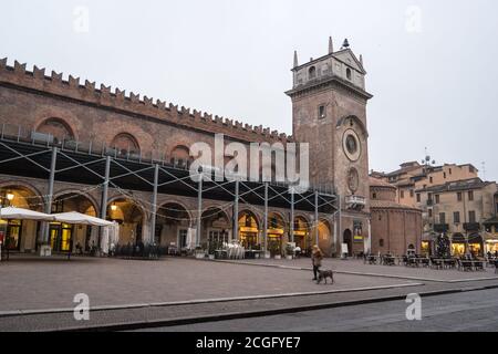 La Tour de l'horloge de l'église Rotonda San Lorenzo, située sur la Piazza delle Erbe, Mantoue, Lombardie, Italie. Banque D'Images