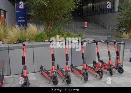 Nouveaux trottinettes électriques à quai VOI garés à l'extérieur de la gare de New Street Station, Birmingham. Le système de location a commencé à Birmingham et Covertry en septembre 2020 Banque D'Images