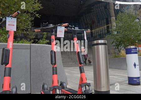 Nouveaux trottinettes électriques à quai VOI garés à l'extérieur de la gare de New Street Station, Birmingham. Le système de location a commencé à Birmingham et Covertry en septembre 2020 Banque D'Images