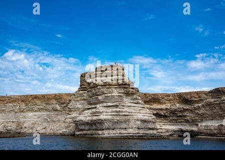 Majestueux relief Rocks montant de la mer. Banque D'Images