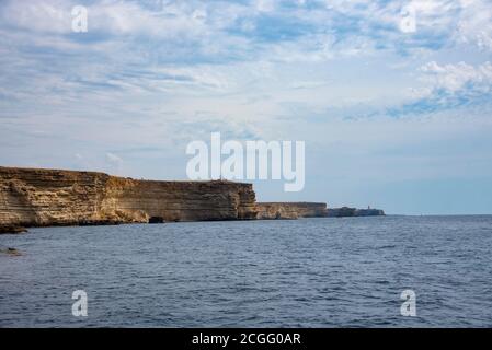 Majestueux relief Rocks montant de la mer. Banque D'Images