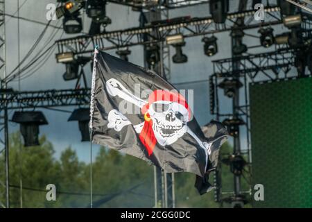 jolly Roger. Drapeau pirate en gros plan sur le fond de l'équipement d'éclairage. Symbole des pirates. Drapeau pirate au concert Banque D'Images