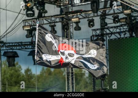 jolly Roger. Drapeau pirate en gros plan sur le fond de l'équipement d'éclairage. Symbole des pirates. Drapeau pirate au concert Banque D'Images