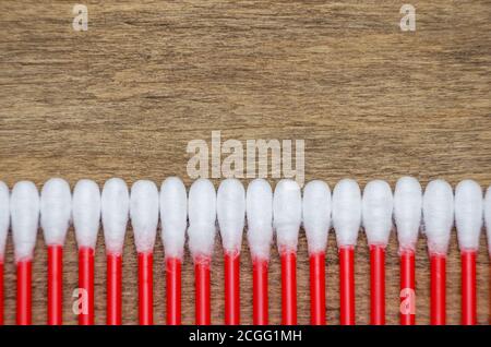 Bâtonnets en coton blanc de couleur rouge sur bois macro d'arrière-plan Banque D'Images
