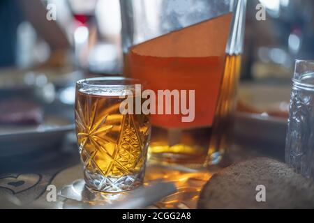 Gros plan d'une bouteille de cognac et de verres sur un table de fête Banque D'Images