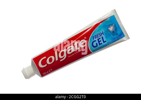 Tube de Colgate nouveau look Fresh Gel dentifrice retiré de boîte isolée sur fond blanc Banque D'Images