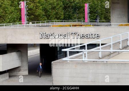 Londres, Angleterre, Royaume-Uni. Le Royal National Theatre, sur la rive sud, vu du pont de Waterloo Banque D'Images