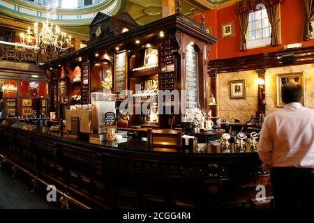 Londres, Royaume-Uni - 30 juillet 2012: Vue intérieure d'une maison publique, connue sous le nom de pub, pour boire et socialiser, est le point central de la communauté, Pub busine Banque D'Images