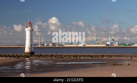 Nouveau phare de Brighton et rivière Mersey, Wirral, Merseyside, Angleterre Banque D'Images