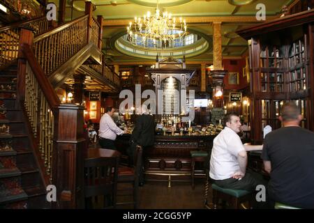 Londres, Royaume-Uni - 30 juillet 2012: Vue intérieure d'une maison publique, connue sous le nom de pub, pour boire et socialiser, est le point central de la communauté, Pub busine Banque D'Images