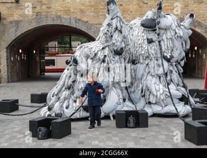 Londres Royaume-Uni 11 septembre 2020 Marlène Huissoud, designer acclamée, a créé «Unity», une installation à grande échelle sur fond de Coal Drops Yard dans la Croix du Roi.contrôlée par des pompes à pied, les visiteurs ont travaillé ensemble dans un symbole de force et d'espoir, pour respirer la vie dans la pièce. Dévoilez lentement une nouvelle forme tandis que l'installation se transforme en forme devant leurs yeux: Grandir, danser, respirer, et révéler son plein potentiel.Paul Quezada-Neiman/Alamy Live News Banque D'Images