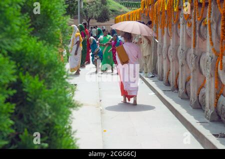 Pendant le Bouddha Purnima, une dame cambodgienne marche jusqu'au complexe du Temple de Mahabodhi avec une tête de parasol. Banque D'Images