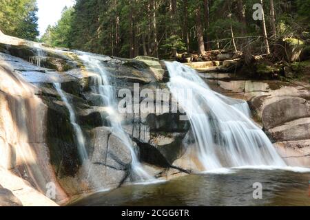 Cascade de Mumlava près de la ville de Harrachov dans les Monts des géants, République tchèque Banque D'Images