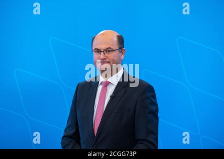 Munich, Allemagne. 11 septembre 2020. Albert Füracker (CSU), ministre des Finances de Bavière, prend la parole lors d'une conférence de presse. Le thème de la conférence de presse est l'estimation spéciale régionalisée de la fiscalité de la Bavière en raison de la crise de la couronne. Les gouvernements fédéral et des États veulent obtenir plus de sécurité de planification avec les prévisions supplémentaires des recettes fiscales. Crédit : Lino Mirgeler/dpa/Alay Live News Banque D'Images