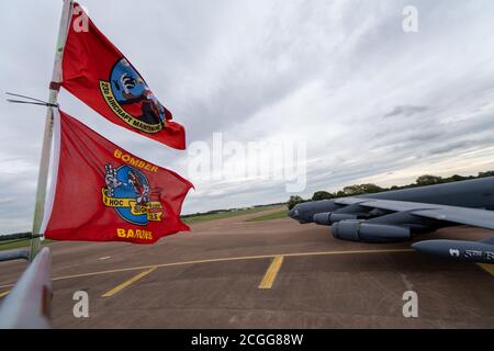 Un B-52H taxis StratoFortress près du 5e avion de maintenance et des drapeaux des escadrons de la 23e bombe sur la ligne aérienne de la RAF Fairford, en Angleterre, le 7 septembre 2020. Le Commandement stratégique des États-Unis teste et évalue régulièrement l'état de préparation des actifs stratégiques pour s'assurer qu'ils sont en mesure de respecter leurs engagements en matière de sécurité. (É.-U. Photo de la Force aérienne par Airman 1ère classe Jesse Jenny) Banque D'Images