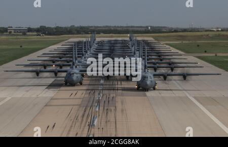 Une formation d'avions C-130J Super Hercules de la 317e Escadre de transport aérien se prépare au décollage lors d'un grand exercice de force à la base aérienne de Dyess, Texas, le 14 juillet 2020. L'exercice a permis à la 317e AW de s'entraîner aux côtés des équipages C-130J de la 19e AW de Little Rock AFB, Arkansas, à l'appui de la Stratégie de défense nationale. Des aviateurs des deux ailes ont terminé le vol de formation et ont conduit des aéroglisseurs à plusieurs endroits. (É.-U. Photo de la Force aérienne par le sergent d'état-major. David Owsianka) Banque D'Images