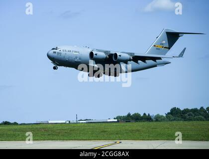 Un avion C-17 « Globemaster III » affecté à la 911e Escadre de transport aérien, composante de la réserve de la Force aérienne, à Pittsburgh, en Pennsylvanie, approche de la piste d'atterrissage à l'aéroport international de Pittsburgh le 8 septembre 2020. La 911e est géographiquement de l'autre côté de la piste de la 171e Escadre de ravitaillement en carburant, Pennsylvania Air National Guard. (É.-U. Photo de la Garde nationale aérienne par Tech. Sgt. Bryan Hoover) Banque D'Images