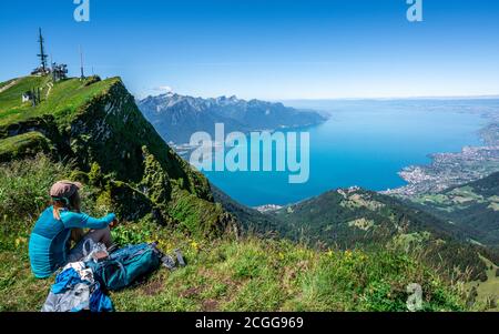 Randonneur touristique méconnu qui admirera la vue aérienne du lac Léman Depuis le sommet des rochers-de-Naye à Vaud en Suisse Banque D'Images