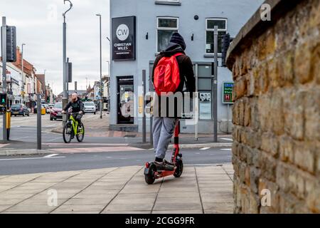 Northampton, Royaume-Uni, 11 septembre 2020. 300 e-trottinettes frappent les rues de Northampton et Kettering lors d'un essai de 12 mois entre Smart Move Northamptonshire et VOI e-trottinette numérique (photos ce matin dans le centre-ville). Les pilotes auront besoin d'un permis de conduire provisoire et de l'application du VOI, le e-scooter coûtera 1 £ pour déverrouiller + 0.20 £ par minute et peut être laissé n'importe où lorsque vous aurez terminé, un autre essai a commencé dans le centre-ville de Birmingham hier. Crédit : Keith J Smith./Alamy Live News Banque D'Images