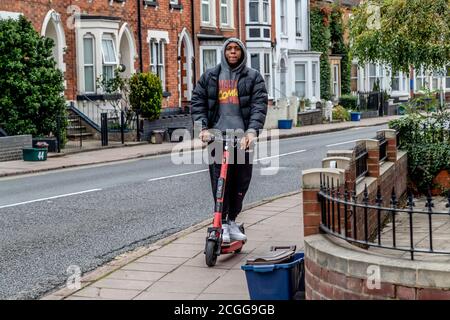 Northampton, Royaume-Uni, 11 septembre 2020. 300 e-trottinettes frappent les rues de Northampton et Kettering lors d'un essai de 12 mois entre Smart Move Northamptonshire et VOI e-trottinette numérique (photos ce matin dans le centre-ville). Les pilotes auront besoin d'un permis de conduire provisoire et de l'application du VOI, le e-scooter coûtera 1 £ pour déverrouiller + 0.20 £ par minute et peut être laissé n'importe où lorsque vous aurez terminé, un autre essai a commencé dans le centre-ville de Birmingham hier. Crédit : Keith J Smith./Alamy Live News Banque D'Images