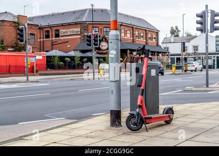 Northampton, Royaume-Uni, 11 septembre 2020. 300 e-trottinettes frappent les rues de Northampton et Kettering lors d'un essai de 12 mois entre Smart Move Northamptonshire et VOI e-trottinette numérique (photos ce matin dans le centre-ville). Les pilotes auront besoin d'un permis de conduire provisoire et de l'application du VOI, le e-scooter coûtera 1 £ pour déverrouiller + 0.20 £ par minute et peut être laissé n'importe où lorsque vous aurez terminé, un autre essai a commencé dans le centre-ville de Birmingham hier. Crédit : Keith J Smith./Alamy Live News Banque D'Images