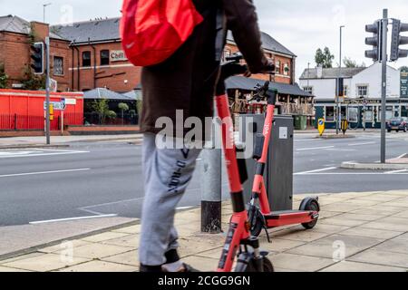 Northampton, Royaume-Uni, 11 septembre 2020. 300 e-trottinettes frappent les rues de Northampton et Kettering lors d'un essai de 12 mois entre Smart Move Northamptonshire et VOI e-trottinette numérique (photos ce matin dans le centre-ville). Les pilotes auront besoin d'un permis de conduire provisoire et de l'application du VOI, le e-scooter coûtera 1 £ pour déverrouiller + 0.20 £ par minute et peut être laissé n'importe où lorsque vous aurez terminé, un autre essai a commencé dans le centre-ville de Birmingham hier. Crédit : Keith J Smith./Alamy Live News Banque D'Images