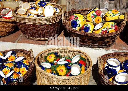 Pots en céramique à vendre dans des paniers en osier, Frigiliana, Malaga province, Andalousie, Espagne, Europe. Banque D'Images