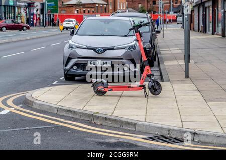 Northampton, Royaume-Uni, 11 septembre 2020. 300 e-trottinettes frappent les rues de Northampton et Kettering lors d'un essai de 12 mois entre Smart Move Northamptonshire et VOI e-trottinette numérique (photos ce matin dans le centre-ville). Les pilotes auront besoin d'un permis de conduire provisoire et de l'application du VOI, le e-scooter coûtera 1 £ pour déverrouiller + 0.20 £ par minute et peut être laissé n'importe où lorsque vous aurez terminé, un autre essai a commencé dans le centre-ville de Birmingham hier. Crédit : Keith J Smith./Alamy Live News Banque D'Images