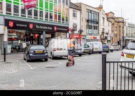 Northampton, Royaume-Uni, 11 septembre 2020. 300 e-trottinettes frappent les rues de Northampton et Kettering lors d'un essai de 12 mois entre Smart Move Northamptonshire et VOI e-trottinette numérique (photos ce matin dans le centre-ville). Les pilotes auront besoin d'un permis de conduire provisoire et de l'application du VOI, le e-scooter coûtera 1 £ pour déverrouiller + 0.20 £ par minute et peut être laissé n'importe où lorsque vous aurez terminé, un autre essai a commencé dans le centre-ville de Birmingham hier. Crédit : Keith J Smith./Alamy Live News Banque D'Images