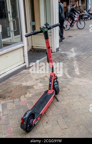 Northampton, Royaume-Uni, 11 septembre 2020. 300 e-trottinettes frappent les rues de Northampton et Kettering lors d'un essai de 12 mois entre Smart Move Northamptonshire et VOI e-trottinette numérique (photos ce matin dans le centre-ville). Les pilotes auront besoin d'un permis de conduire provisoire et de l'application du VOI, le e-scooter coûtera 1 £ pour déverrouiller + 0.20 £ par minute et peut être laissé n'importe où lorsque vous aurez terminé, un autre essai a commencé dans le centre-ville de Birmingham hier. Crédit : Keith J Smith./Alamy Live News Banque D'Images