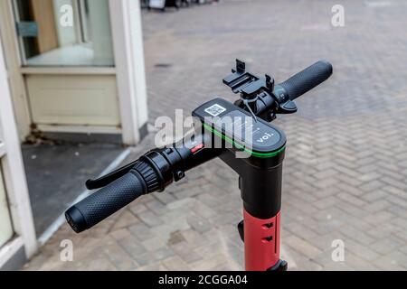 Northampton, Royaume-Uni, 11 septembre 2020. 300 e-trottinettes frappent les rues de Northampton et Kettering lors d'un essai de 12 mois entre Smart Move Northamptonshire et VOI e-trottinette numérique (photos ce matin dans le centre-ville). Les pilotes auront besoin d'un permis de conduire provisoire et de l'application du VOI, le e-scooter coûtera 1 £ pour déverrouiller + 0.20 £ par minute et peut être laissé n'importe où lorsque vous aurez terminé, un autre essai a commencé dans le centre-ville de Birmingham hier. Crédit : Keith J Smith./Alamy Live News Banque D'Images