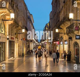 BORDEAUX, FRANCE - 27 septembre 2018 : Les gens de marcher sur la rue Sainte Catherine à Bordeaux au crépuscule, la principale rue commerçante est plus longue zone piétonne sh Banque D'Images