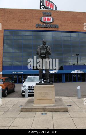 Entrée extérieure du stade de sport DW avec statue Dave Whelan. Banque D'Images