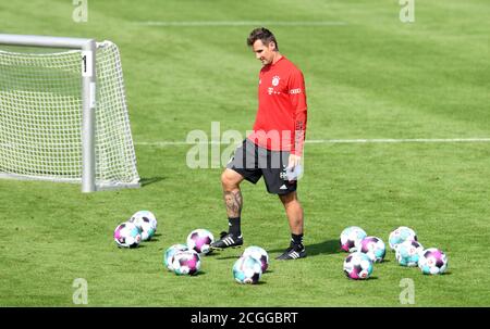 Munich, Allemagne. 11 septembre 2020. Football: Bundesliga, première formation d'équipe du FC Bayern en préparation de la saison sur le terrain d'entraînement de Säbener Straße. Miroslav Klose, entraîneur adjoint du FC Bayern prépare des balles. Credit: Tobias Hase/dpa/Alay Live News Banque D'Images