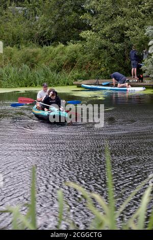 canoéistes et paddle-boarders rivière waveney bungay suffolk angleterre Banque D'Images