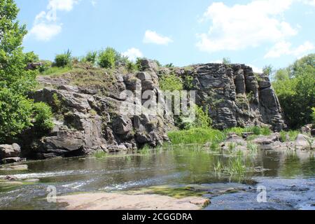 Roche en pierre et verdure, zone touristique dans les rochers Banque D'Images