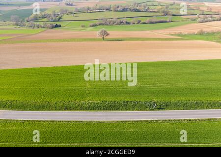 Vue aérienne de drone, route de campagne traverse le paysage agricole, Walzbachtal, Kraichgau, Bade-Wurtemberg, Allemagne, Europe Banque D'Images