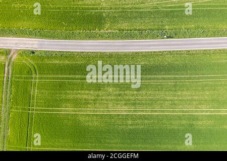 Vue aérienne de drone, route de campagne traverse le paysage agricole, Walzbachtal, Kraichgau, Bade-Wurtemberg, Allemagne, Europe Banque D'Images