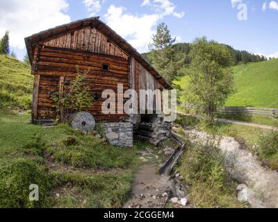Vallée du moulin à eau dans les dolomites italie Longiaru vallée de badia Banque D'Images