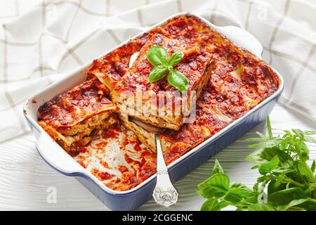 Lasagnes sans viande à faible teneur en matières grasses avec tofu ferme, champignons, sauce tomate, assaisonnement italien, cuites au four, servies sur un plat de cuisson avec des herbes fraîches sur un Banque D'Images