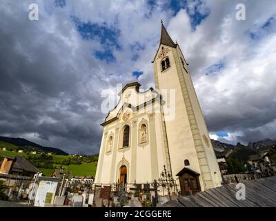 église san vigilio dans les dolomites italie Banque D'Images