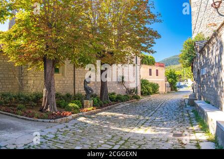 Rue romantique et maisons anciennes dans la vieille ville de OSOR sur l'île de Cres en Croatie Banque D'Images