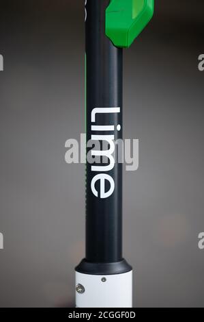 Hambourg, Allemagne. 08 septembre 2020. Le logo du fournisseur de scooter électrique Lime peut être vu sur un scooter. Credit: Daniel Reinhardt/dpa/Alay Live News Banque D'Images