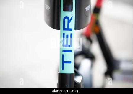 Hambourg, Allemagne. 08 septembre 2020. Le logo du fournisseur de scooter électrique Tier peut être vu sur un scooter. Credit: Daniel Reinhardt/dpa/Alay Live News Banque D'Images