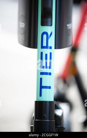 Hambourg, Allemagne. 08 septembre 2020. Le logo du fournisseur de scooter électrique Tier peut être vu sur un scooter. Credit: Daniel Reinhardt/dpa/Alay Live News Banque D'Images