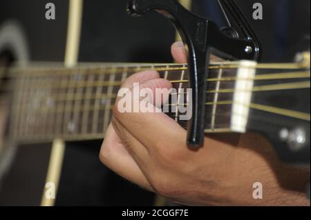 Un musicien joue de la corde de guitare pendant la représentation. Banque D'Images