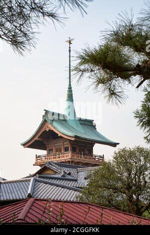 La vue sur la magnifique tour Gionkaku à l'intérieur du temple Daiun-in. Son architecture inhabituelle a été inspirée par les flotteurs utilisés au célèbre Gion Festi Banque D'Images