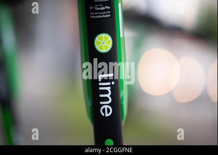 Hambourg, Allemagne. 08 septembre 2020. Le logo du fournisseur de scooter électrique Lime peut être vu sur un scooter. Credit: Daniel Reinhardt/dpa/Alay Live News Banque D'Images